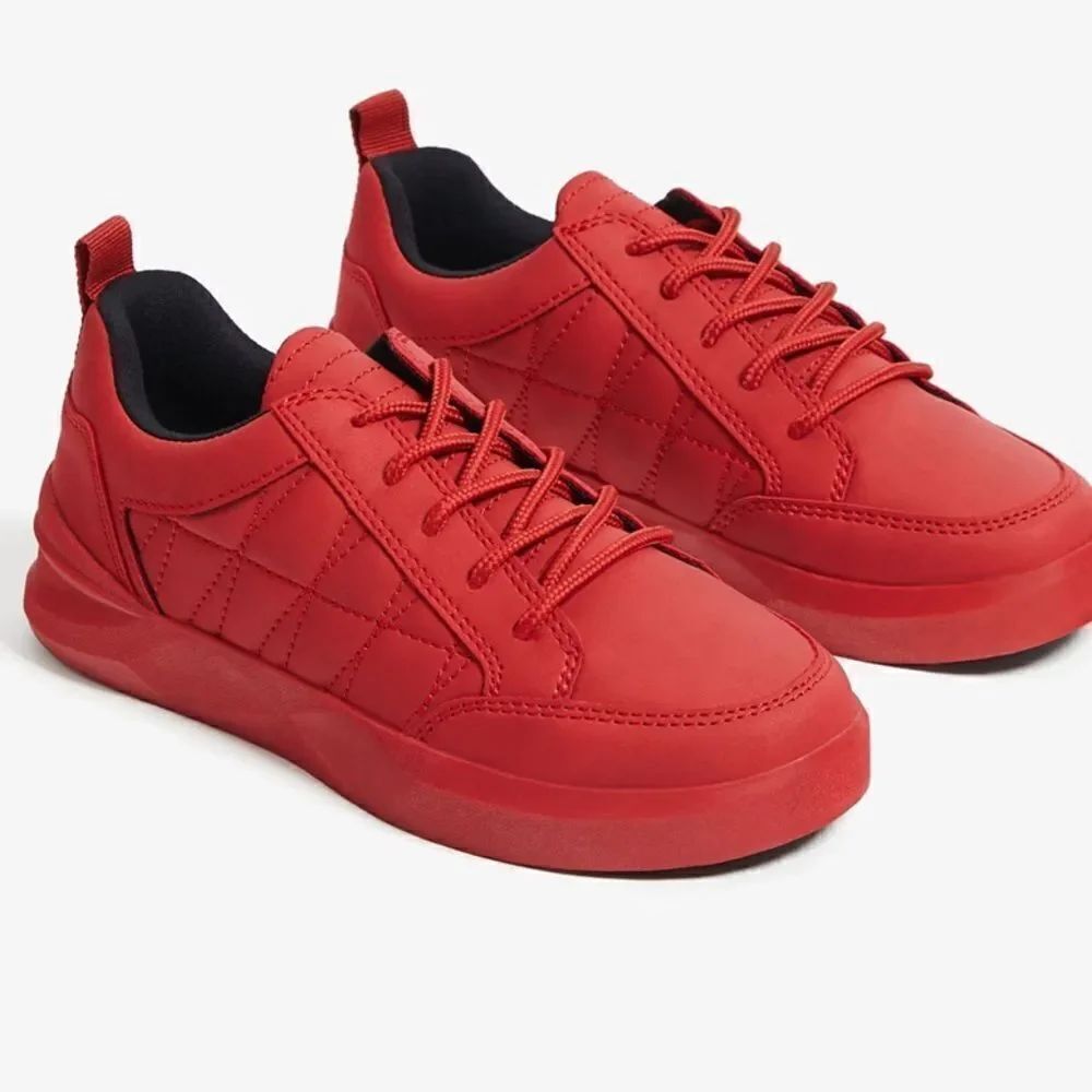 🎉1 hr sale 🎉Red sneakers 👟